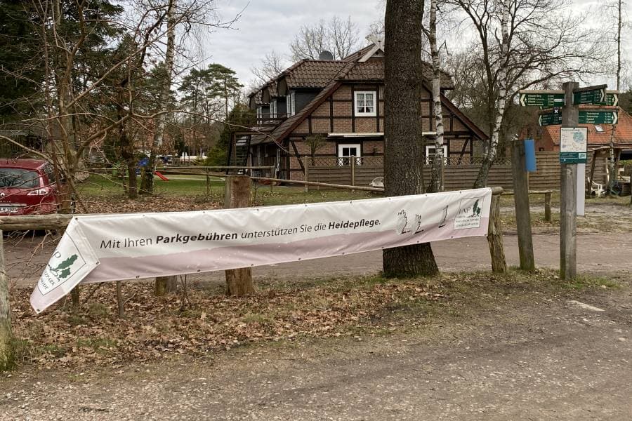 Hinweis-Banner auf derm Wanderparkplatz in Undeloh