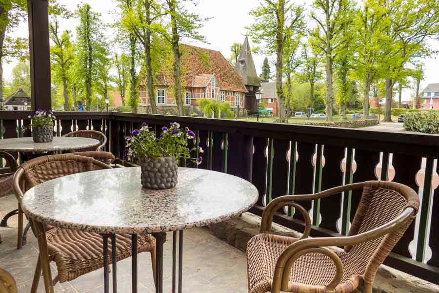 Blick auf die St. Stephanus-Kirche von dem Hotel Acht Linden in Egestorf