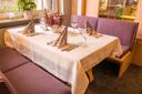 Eingedeckter Tisch im Restaurant des Hotel Acht Linden in Egestorf