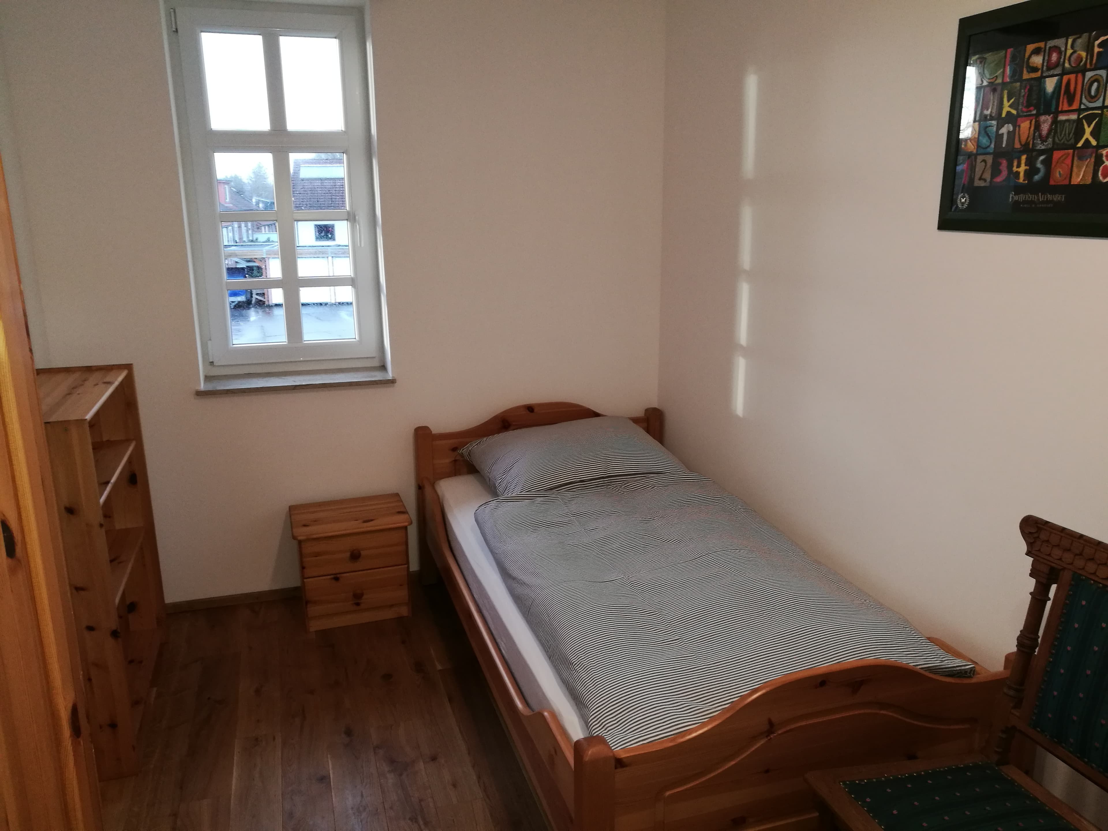 Schlafzimmer mit zwei Einzelbetten und Kleiderschrank