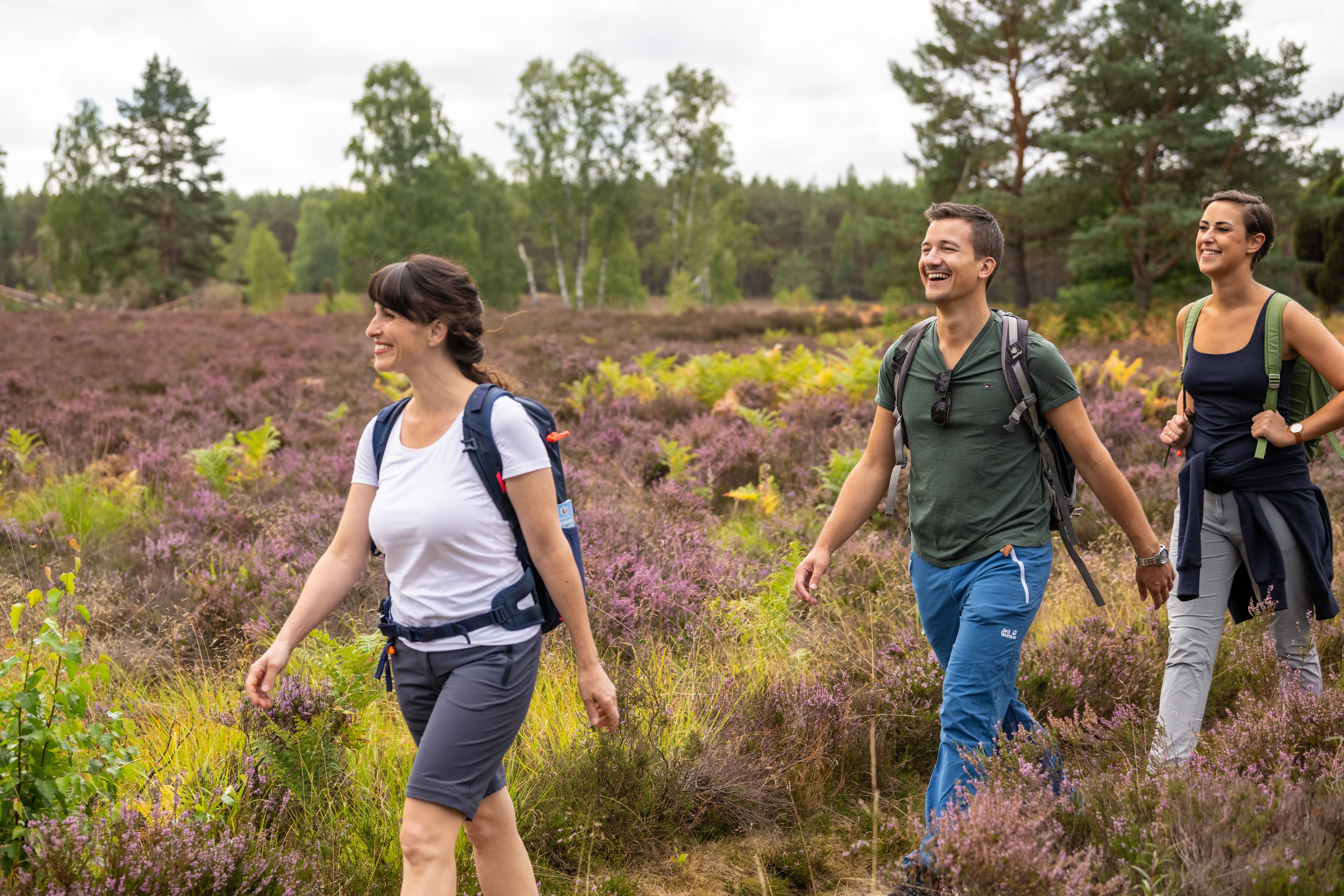 Wanderer am Angelbecksteich Hermannsburg Heidschnuckenweg