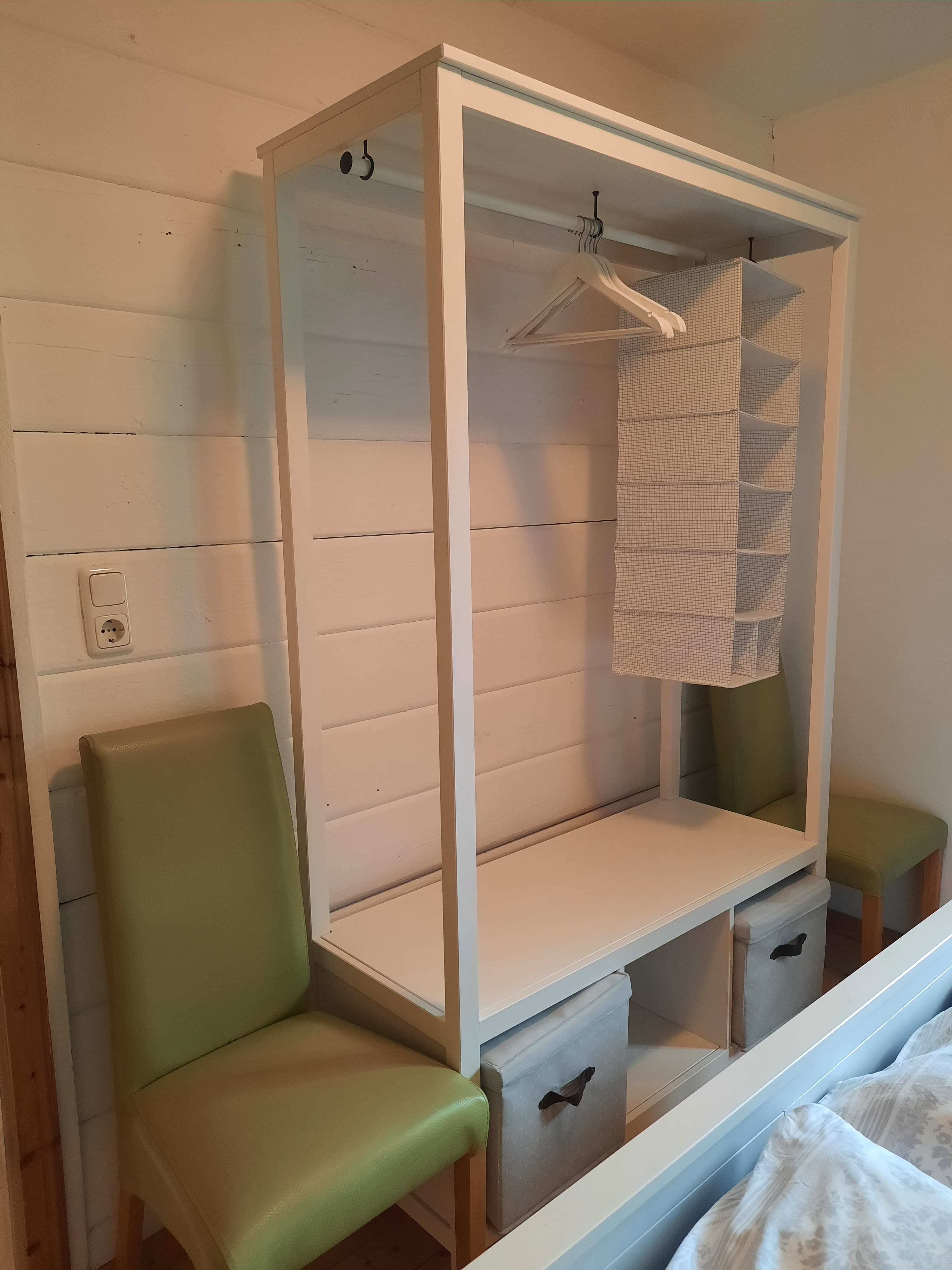 Schrank im Blockhaus auf dem Ferienhof Meyer Unterlüß