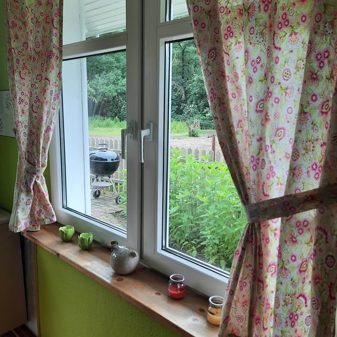 Küchenfenster mit Blick auf die Weide im Blockhaus auf dem Ferienhof Meyer Unterlüß