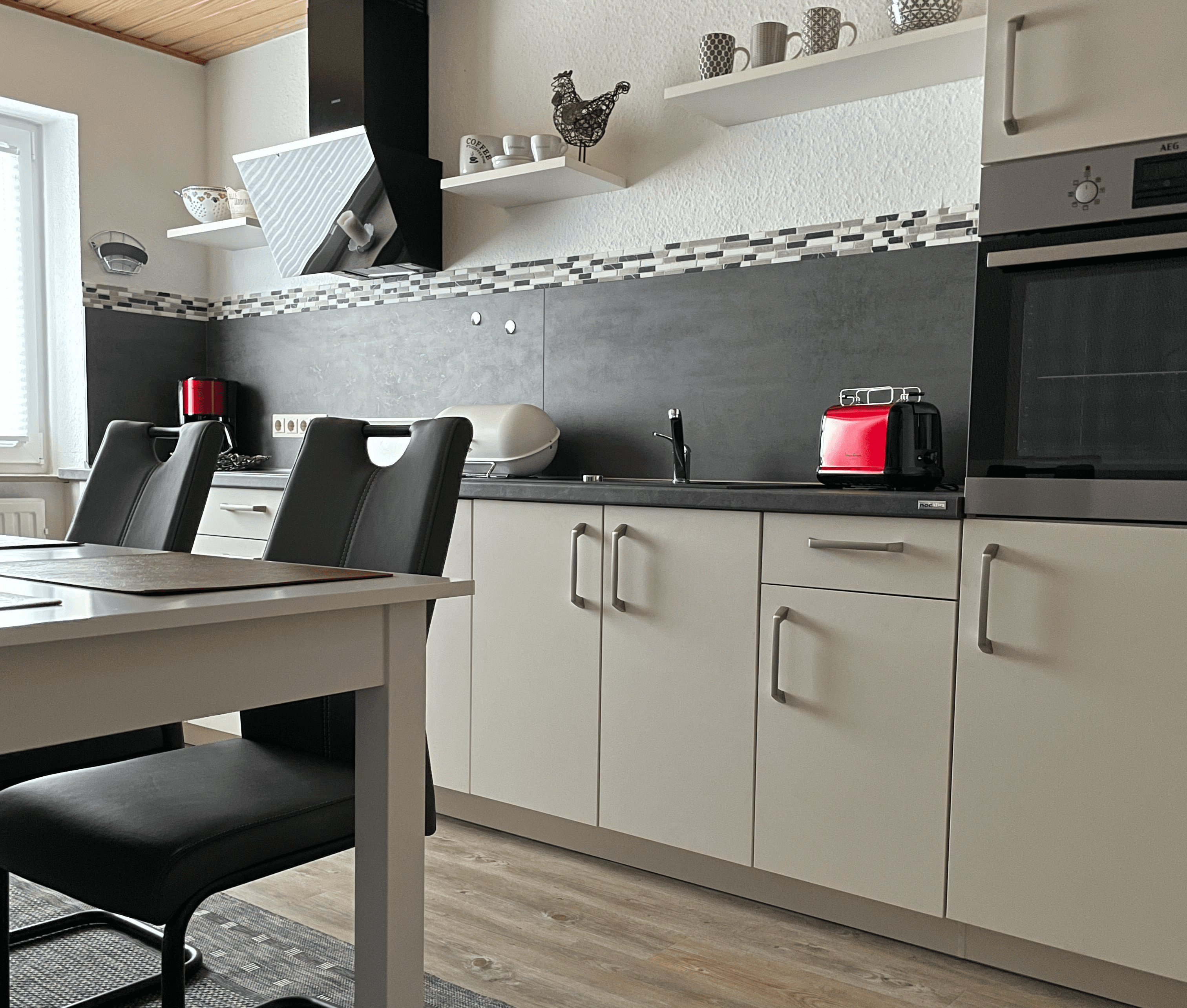 Moderne Einbauküche mit Wasserkocher