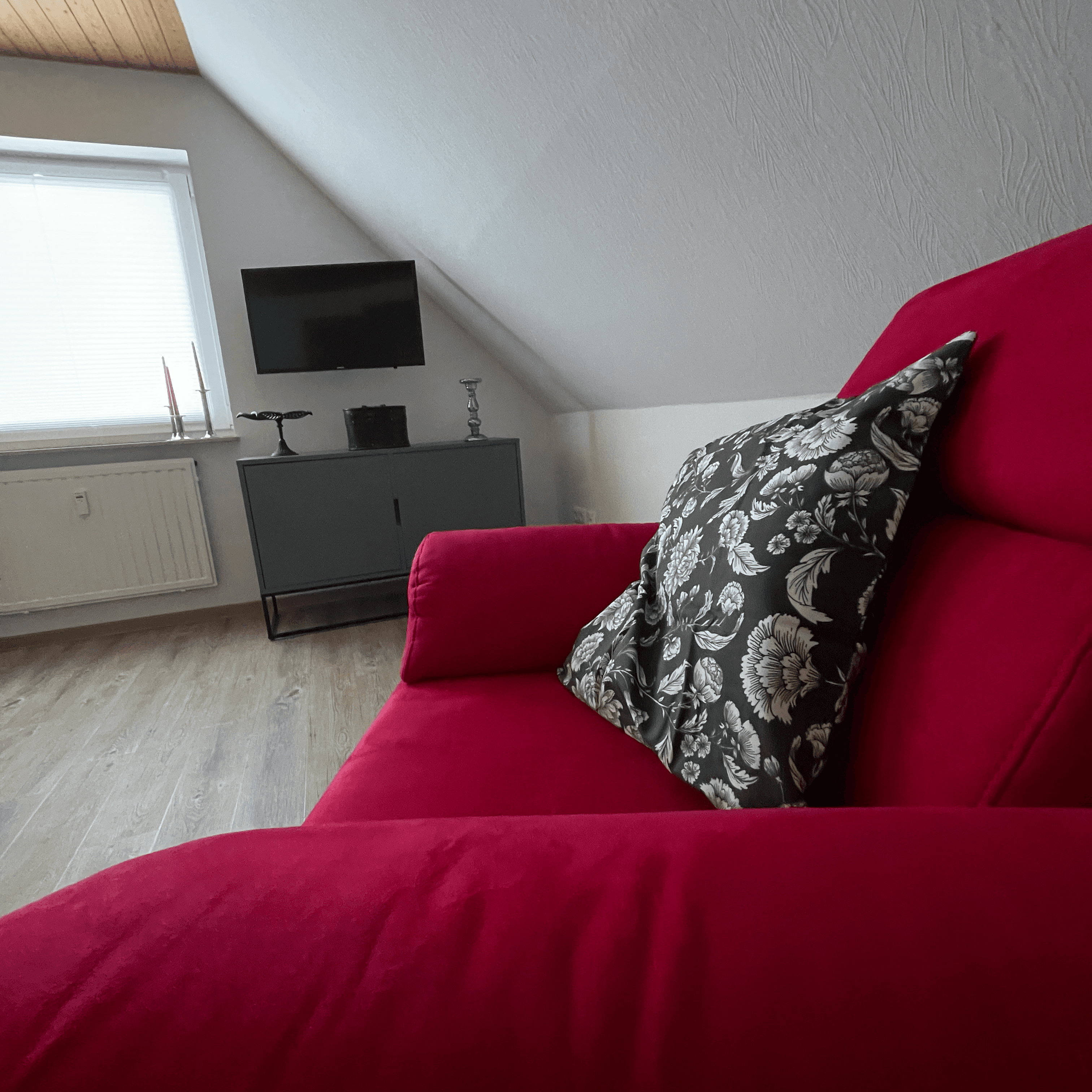 Schlafzimmer mit schwenkbarem TV