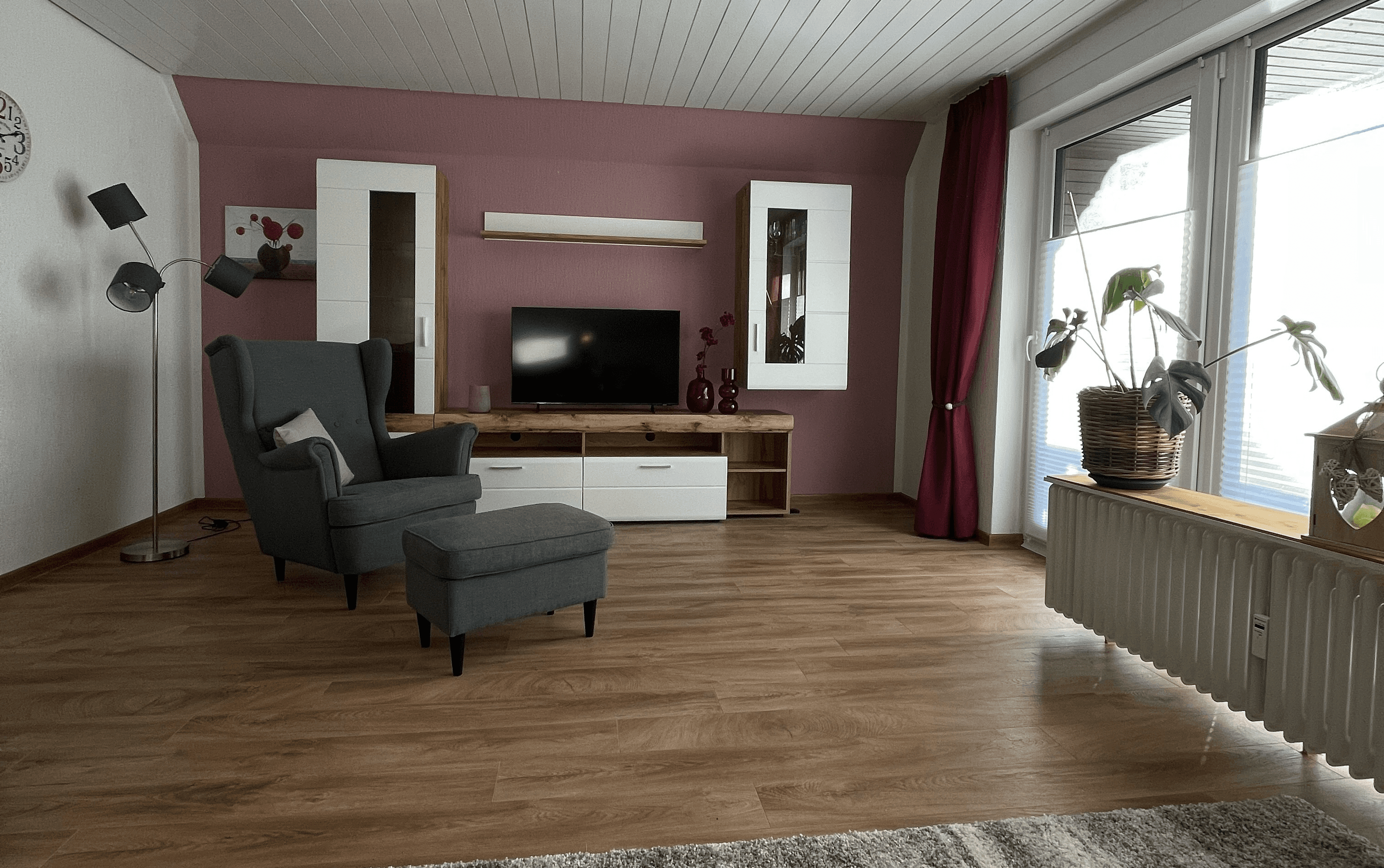 Wohnzimmer mit Wohnwand und Ohrensessel