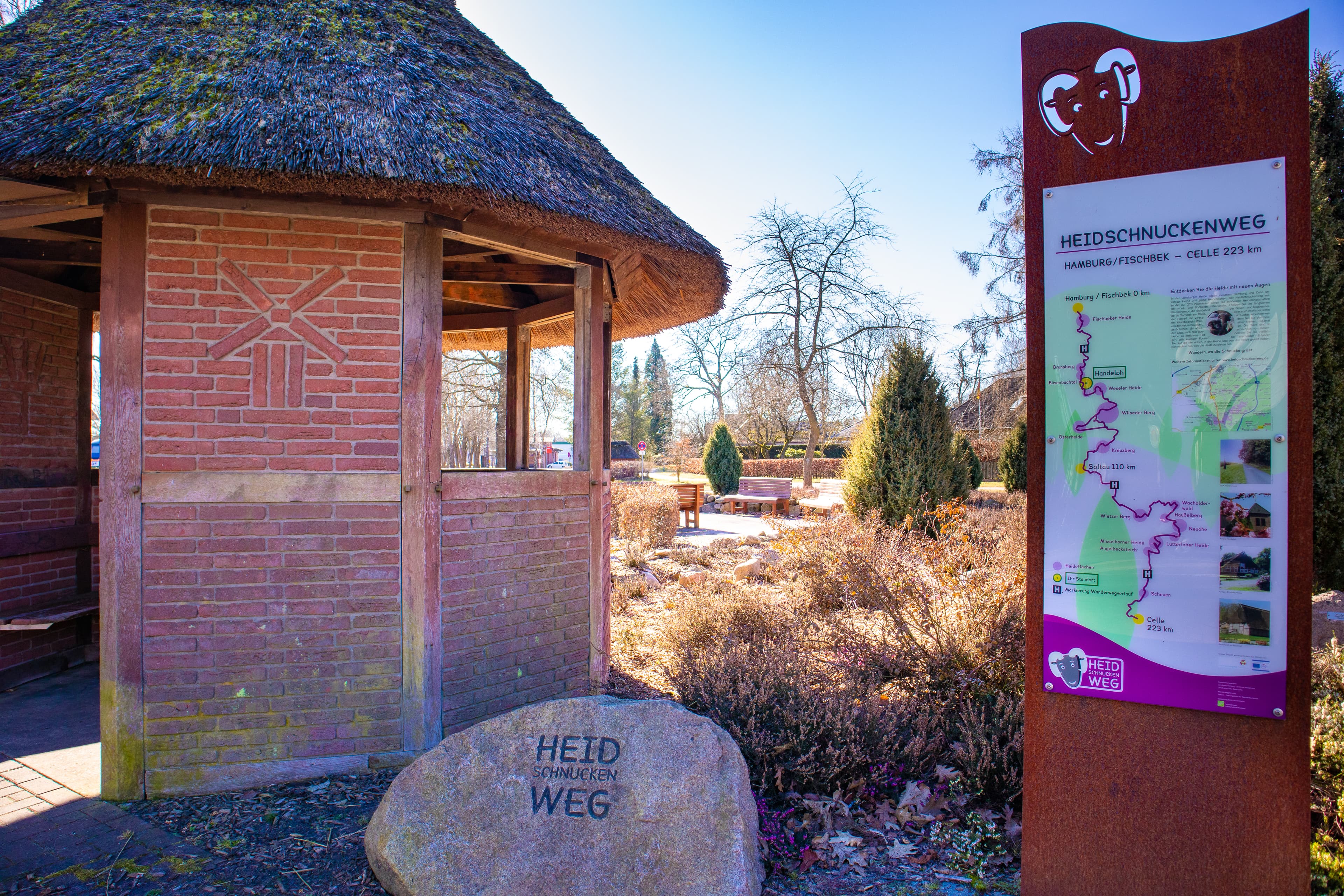 Wandern auf dem Heidschnuckenweg in der Lüneburger Heide
