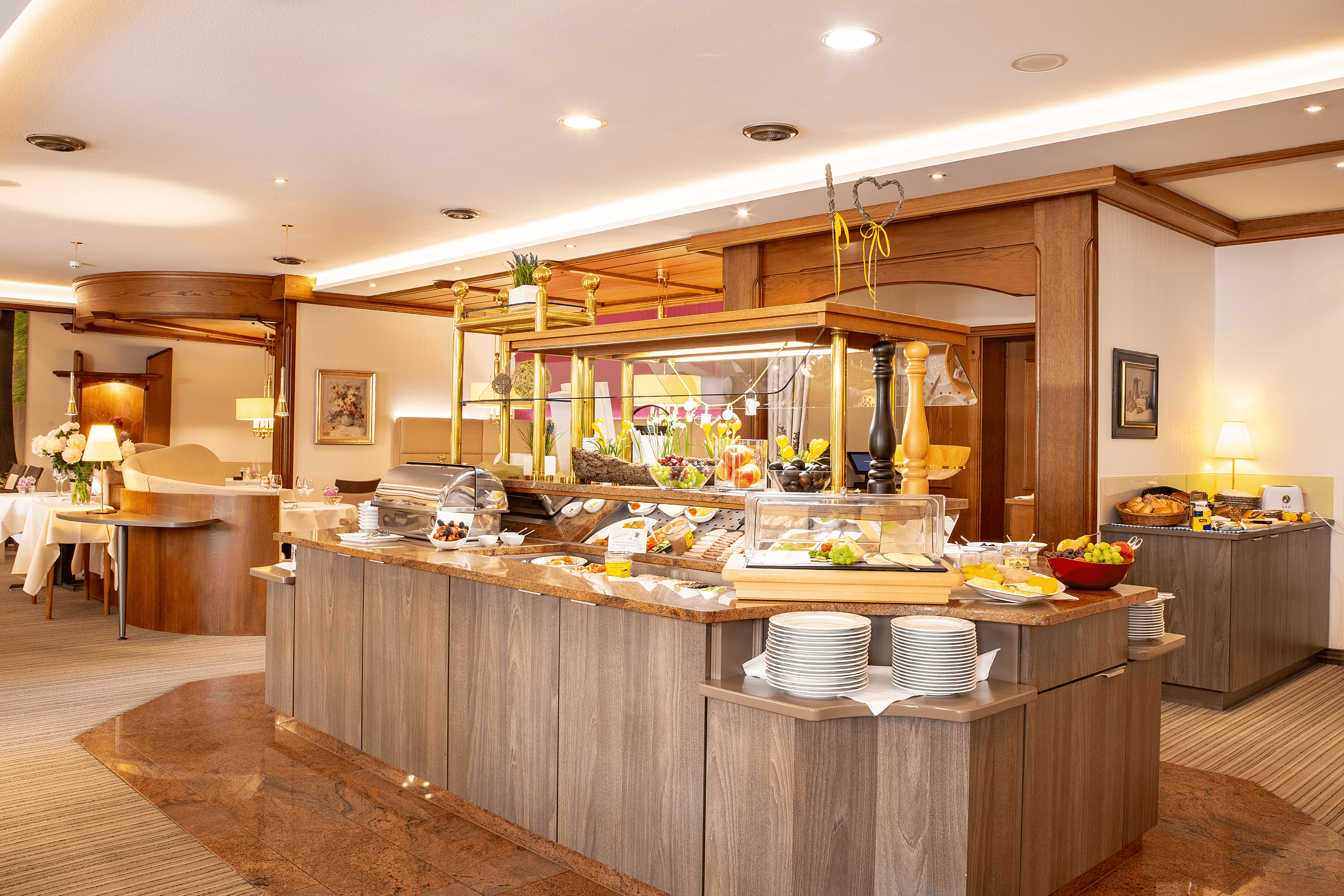 Reichhaltiges Frühstück vom Buffet, im Sommer auch gern auf der wunderschönen Gartenterrasse