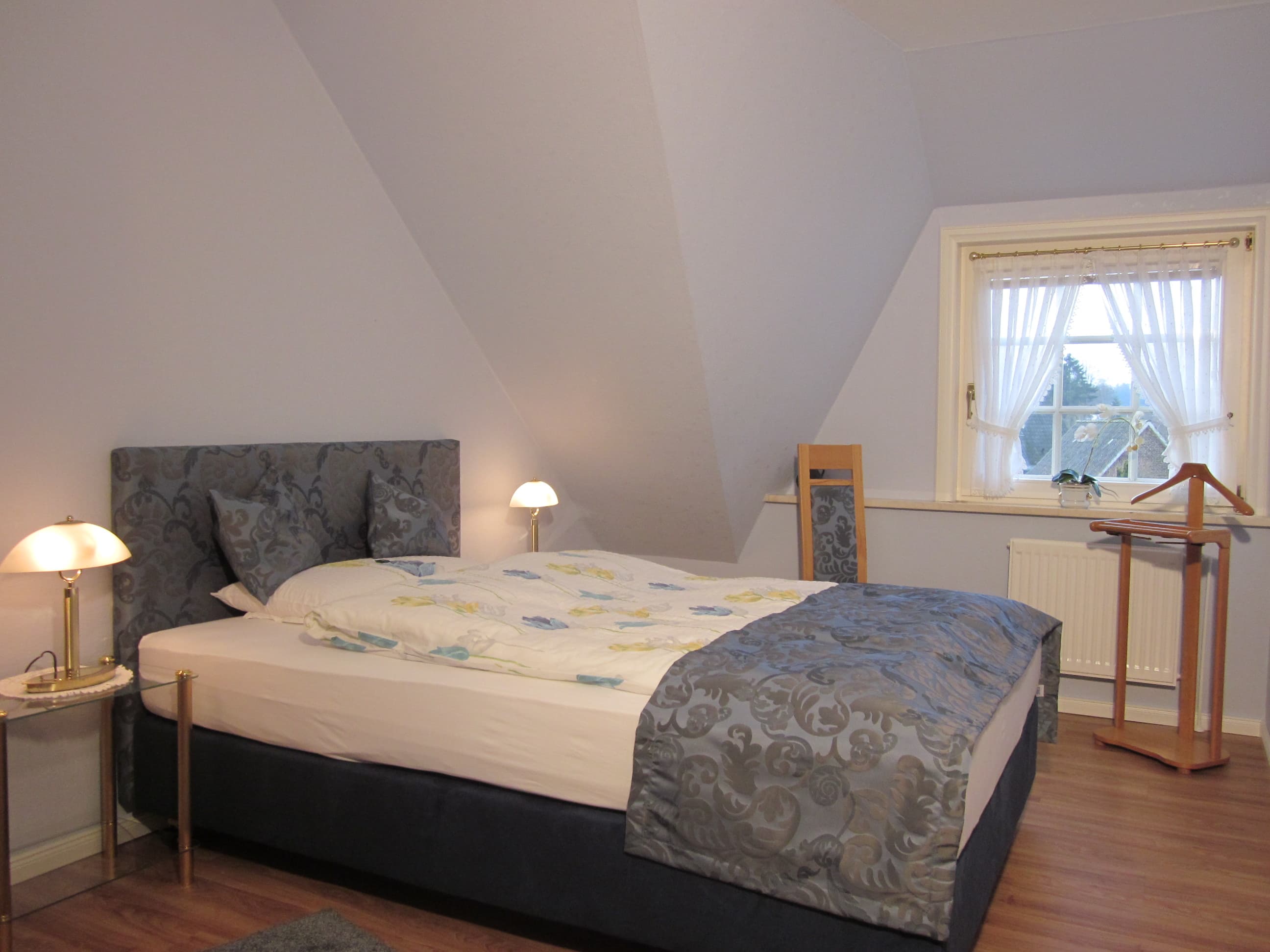 Schlafzimmer 2 FW links in der Ferienwohnung Landhaus Gartenstraße in Bispingen