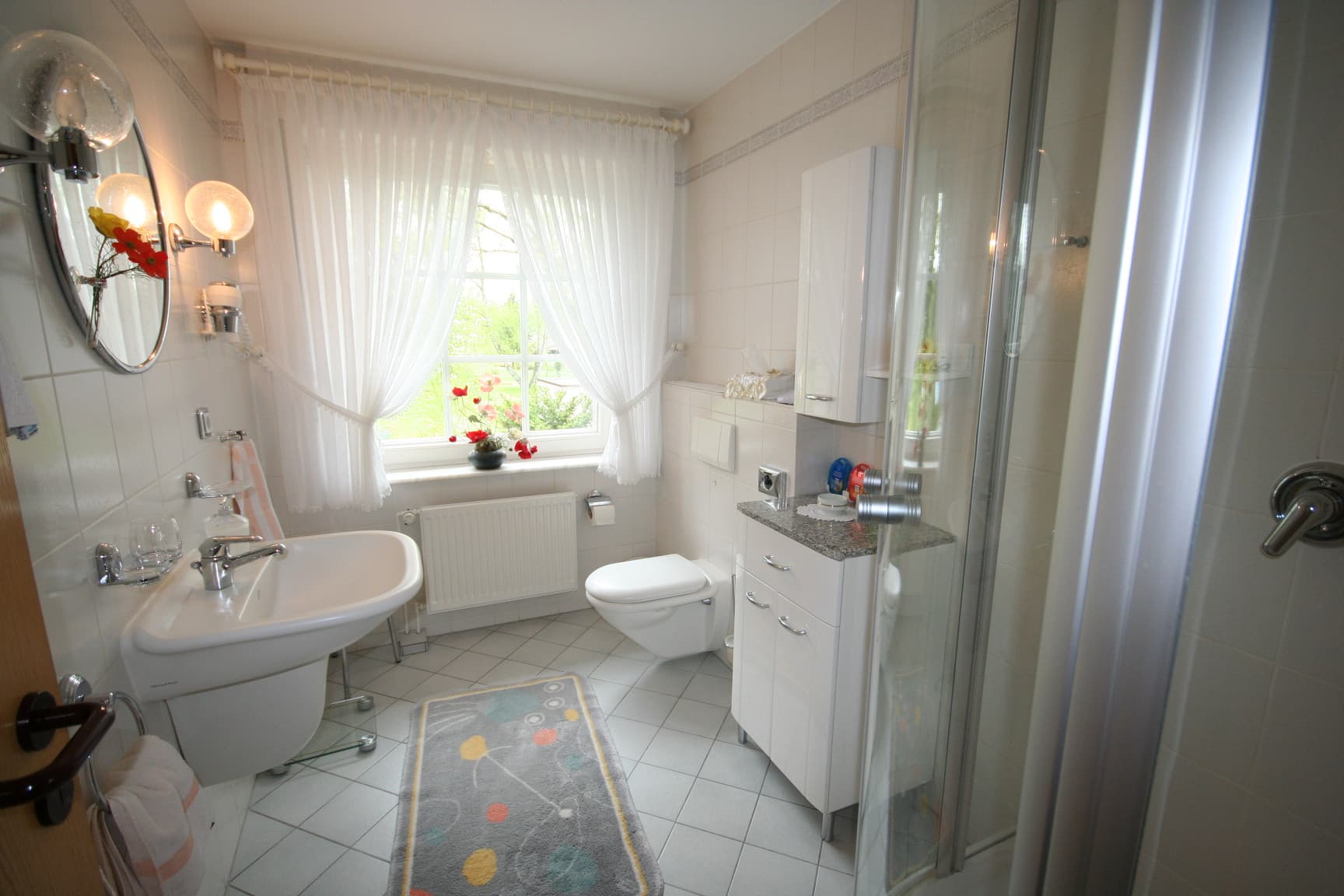 Bad FW rechts in der Ferienwohnung Landhaus Gartenstraße in Bispingen