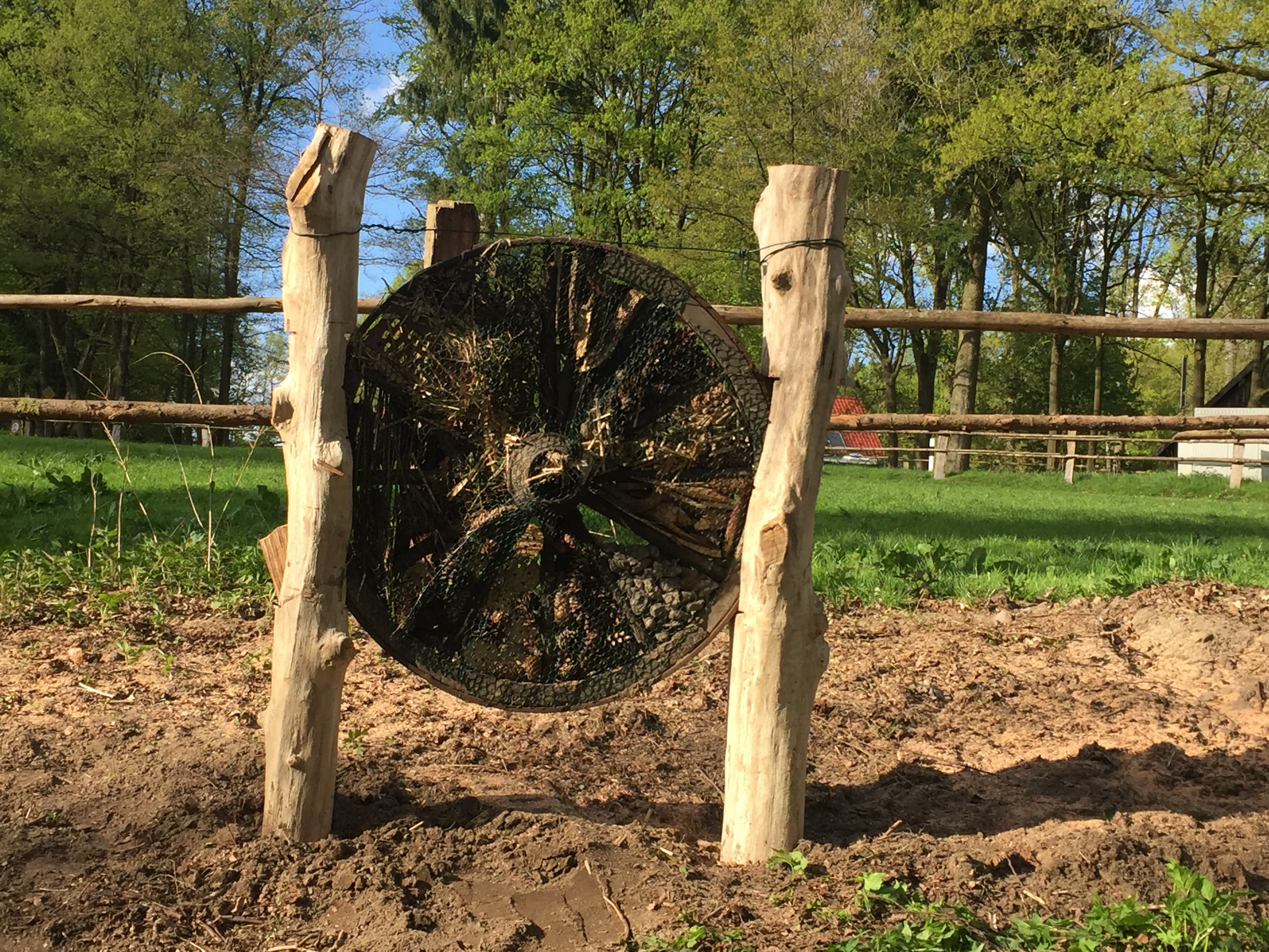 Insektenhotel der Ferienwohnung Garbers-Hof in Undeloh