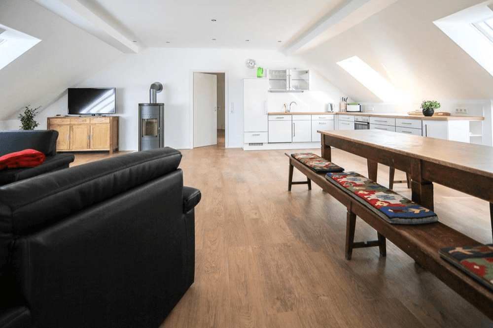 Wohnbereich mit Küche in der Ferienwohnung 7 auf dem Schröderhof Unterlüß