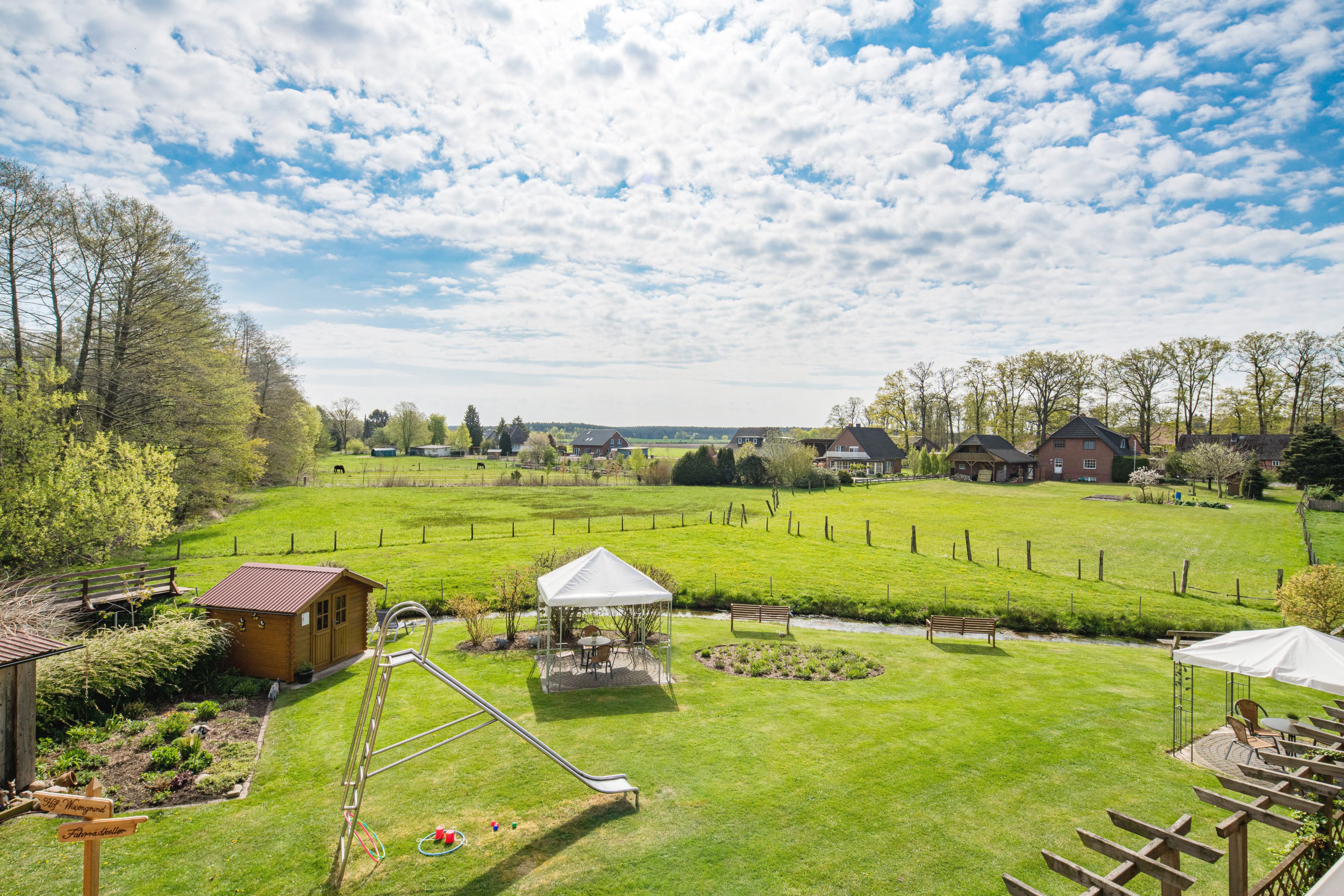 Bach, Rasen Rutsche auf dem Hof Wiesengrund in der Südheide