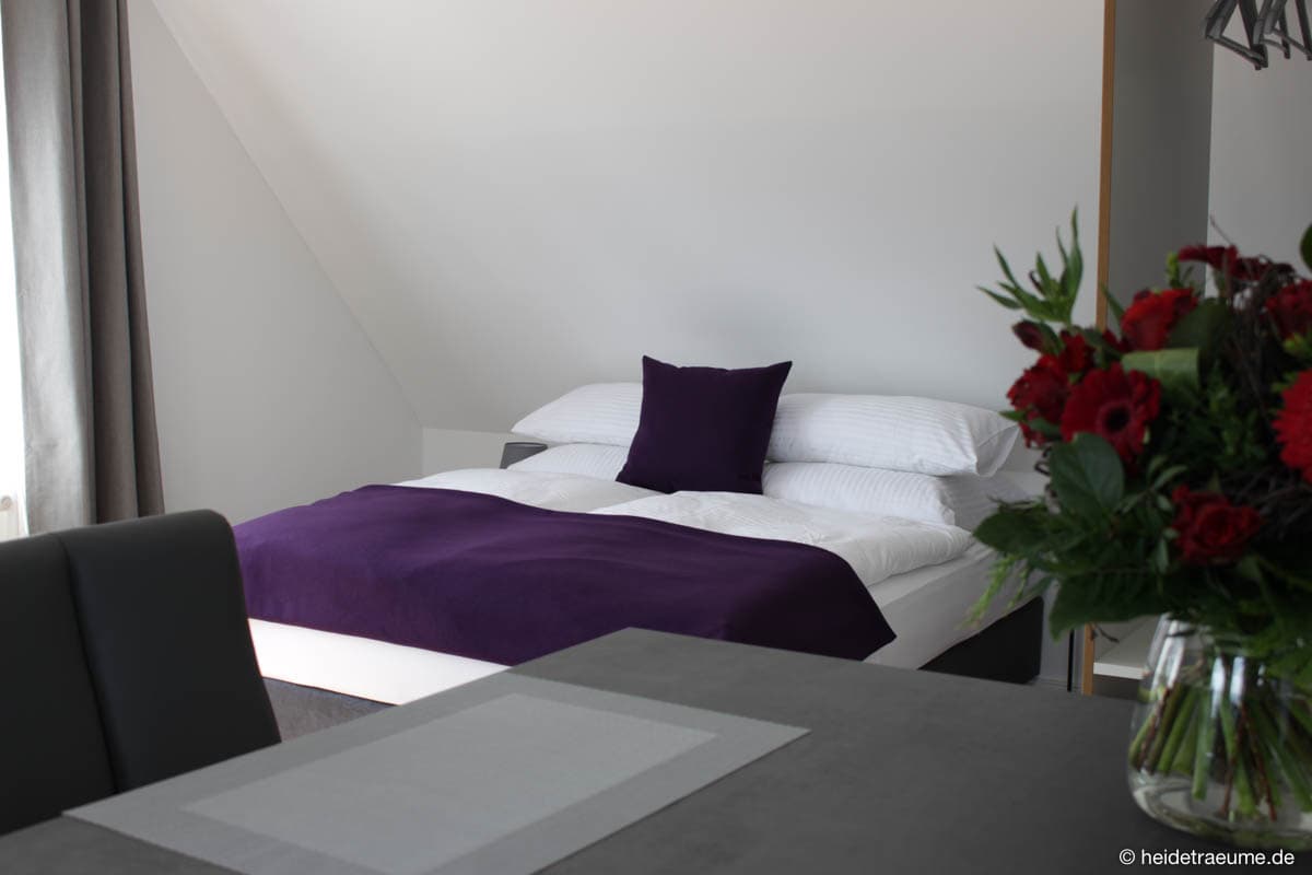 Schlafzimmer Pedalritter in den Heideträume Appartements in Undeloh