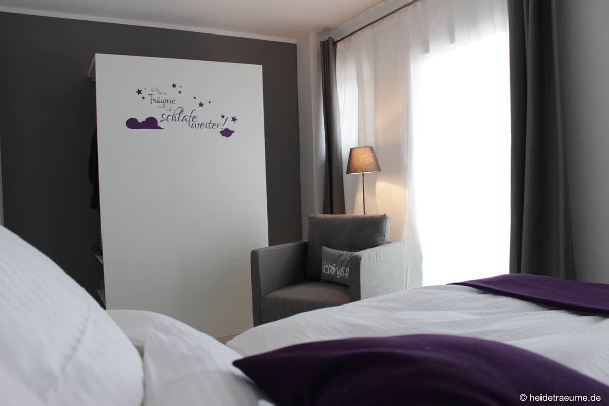 Schlafzimmer Sonnenanbeter in den Heideträume Appartements in Undeloh