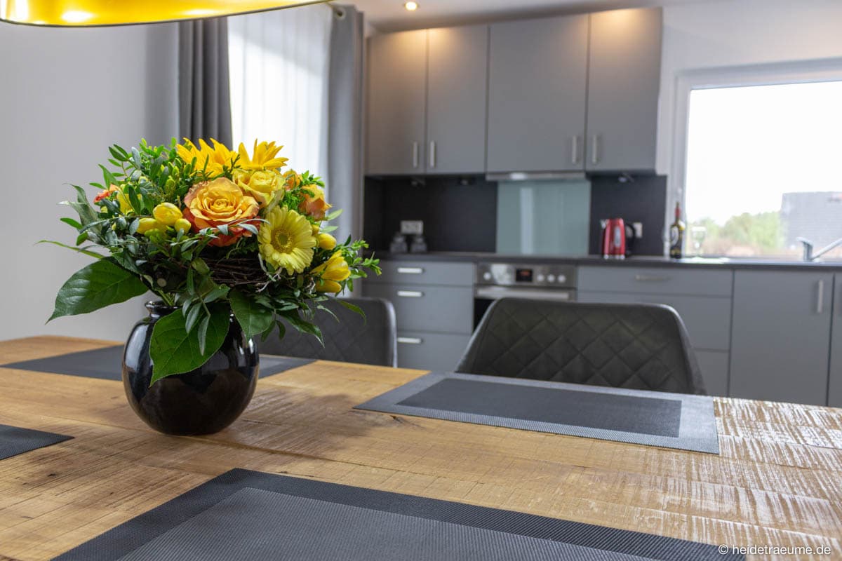 Tisch-Detail in den Heideträume Appartements in Undeloh