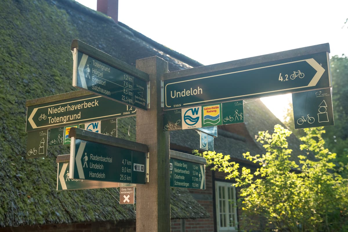 Radwegweiser im Heideort Wilsede