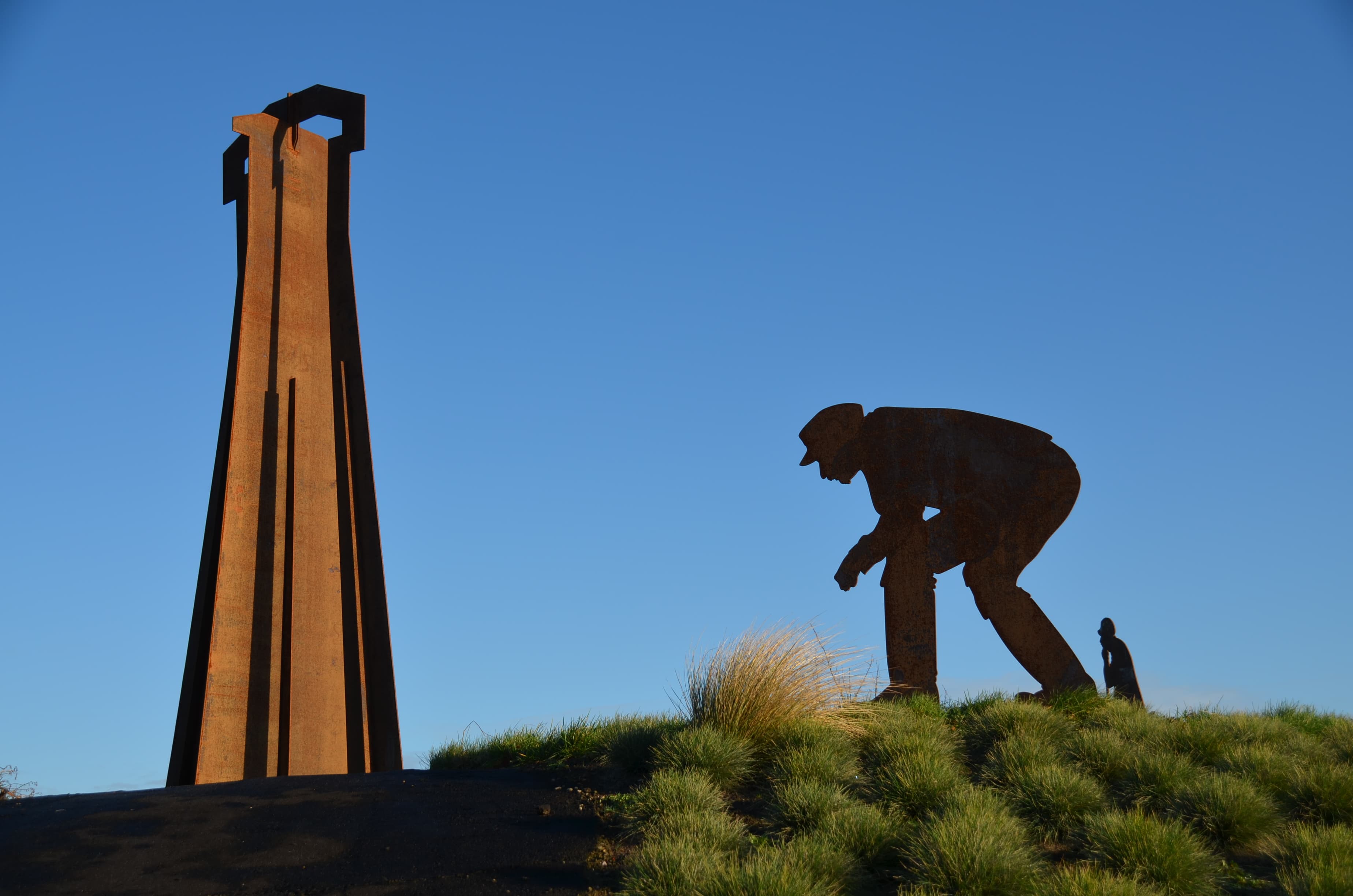 Mitten auf dem Kreisel am Ortseingang (B214) zu Wietze steht der nach Anton Raky benannte stilisierte Bohrturm.
