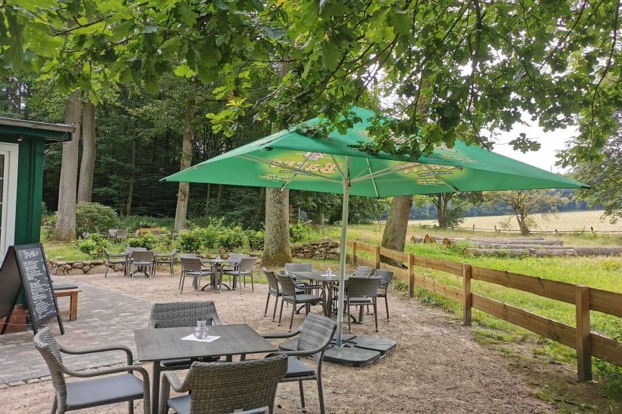Terrasse des Waldhuuske Café und Pension in Rosengarten