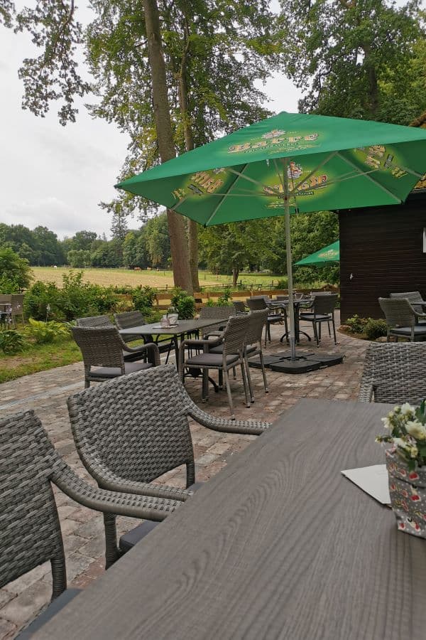 Terrasse des Waldhuuske Café und Pension in Rosengarten