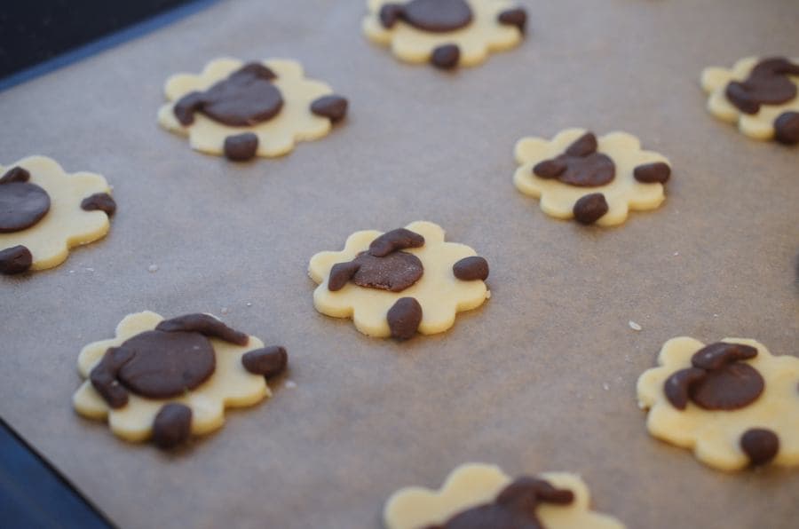 Heidschnucken-Kekse ausgestochen auf Backblech