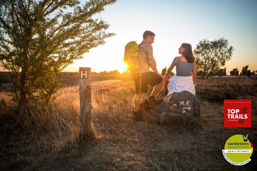 Auf dem Heidschnuckenweg wandert man von Hamburg nach CelleThe Heidschnuckenweg trail takes you from Hamburg to CelleHeidschnuckenweg-stien fører dig fra Hamborg til CelleDe Heidschnuckenweg brengt je van Hamburg naar Celle
