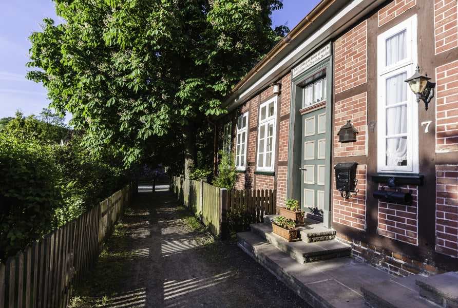 Fachwerkhaus in Müden Heideschleife RundwanderwegHalf-timbered house in Müden Heideschleife circular hiking trailBindingsværkshus i Müden Heideschleife cirkulær vandrestiVakwerkhuis in Müden Heideschleife rondwandelroute