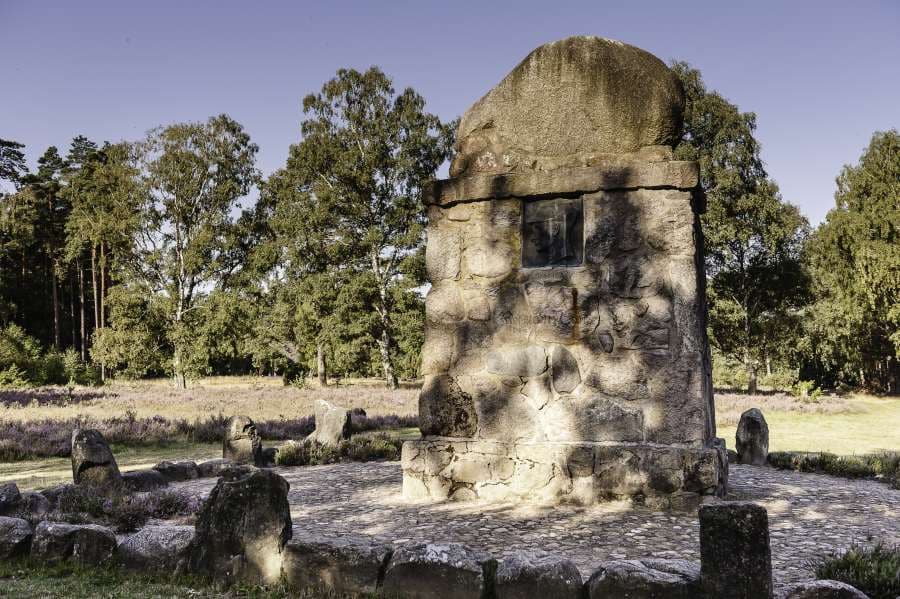 Wietzer Berg Löns Gedenkstein Heideschleife RundwanderwegWietzer Berg Löns memorial stone Heideschleife circular hiking trailWietzer Berg Löns mindesten Heideschleife cirkulær vandrestiWietzer Berg Löns gedenksteen Heideschleife rondwandelroute